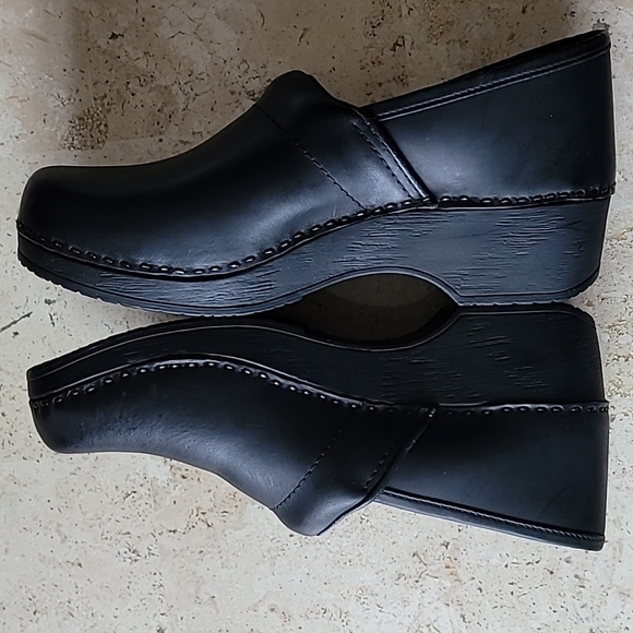 L.L.BEAN professional black leather slip in clogs. Size 9.0/9.5 - Picture 2 of 15